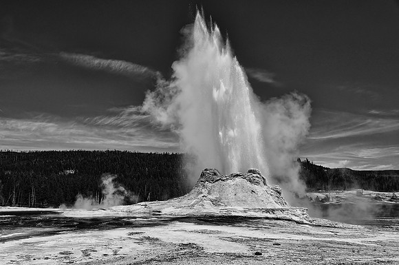 Casl;e Geyser, yellowstone, eruption,